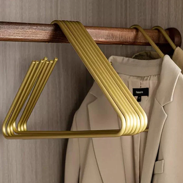 Stilfulde metalklædebøjler til perfekt organiseret garderobe