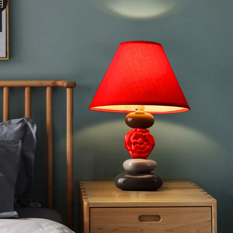 Elegant Bordlampe med Konisk Stofskærm til Moderne Indretning