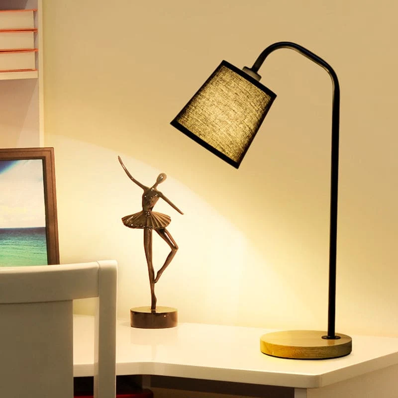 Stilfuld Kegleformet Bordlampe med Blidt Lys