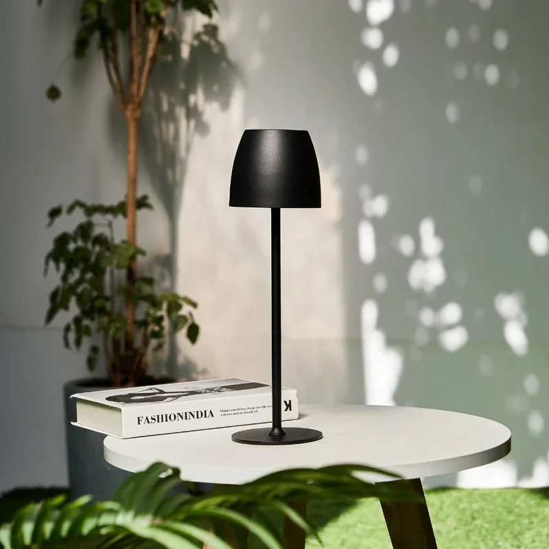 Trådløs LED Bordlampe i Metal – Vandtæt & Justerbar
