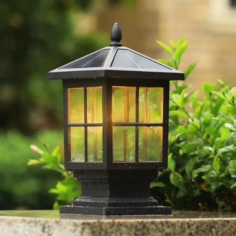 Elegant Solcelledrevet Udendørslampe i Sort Metal til Haven