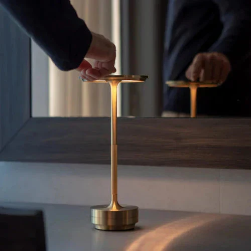 Trådløs LED Bordlampe i Guld med Justerbar Lysstyrke