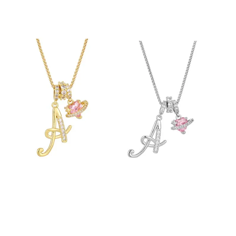 Halsband med initialbokstav och rosa hjärtcharm