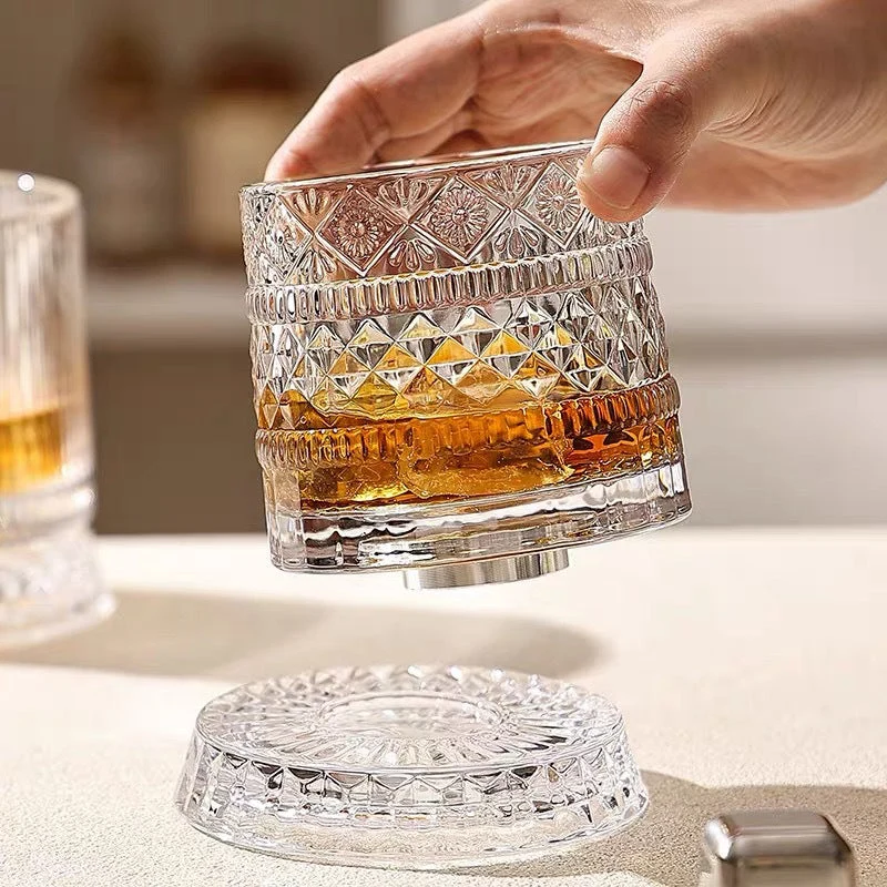 🥃 50% RABATT NU! 360° roterande whiskyglas – stabil fristående bas, vackra präglade mönster & livsmedelssäkert glas – perfekt för whisky, cocktails och avkoppling 🌀✨